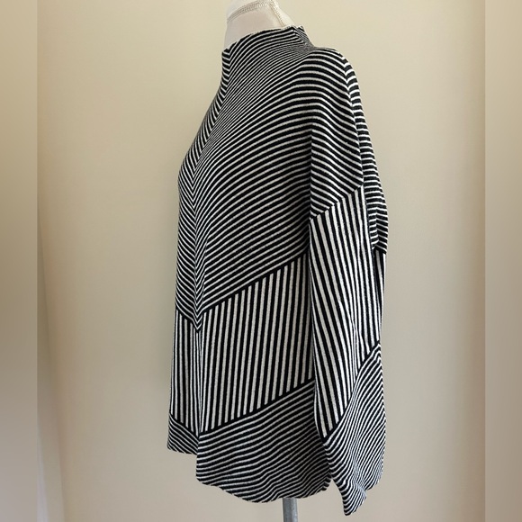 Pretty Black/White Sweater - Picture 5 of 6